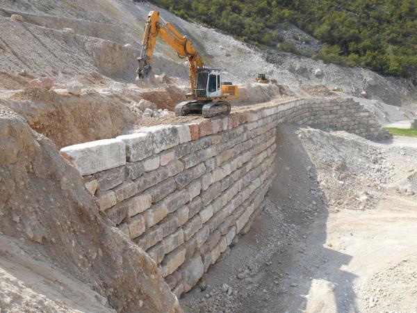 COSTRUZIONE MURO IN BLOCCHI DI MARMO CON INNESTO IN ROCCIA