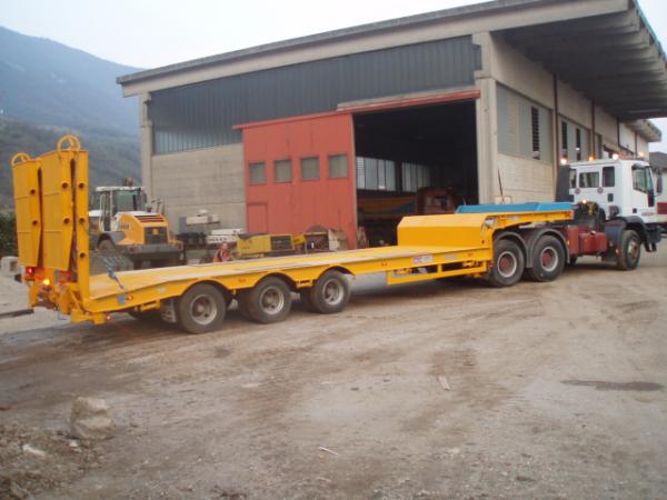 Autoarticolato con pianale