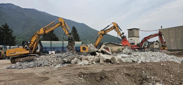DEMOLIZIONE FABBRICATO CIVILE E INDUSTRIALE CON RICICLAGGIO INERTI SUL POSTO TRAMITE IMPIANTI MOBILI